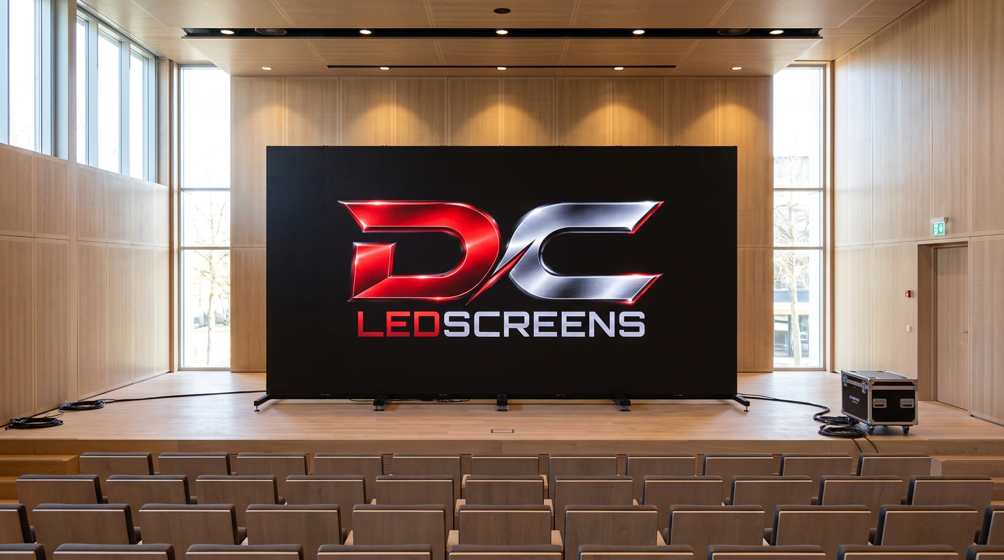Grote LED-wand boven het podium van een congresauditorium